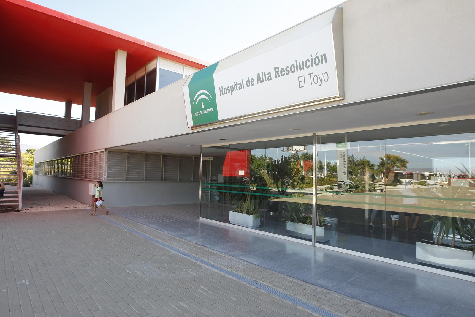 Acceso principal al Hospital de El Toyo.