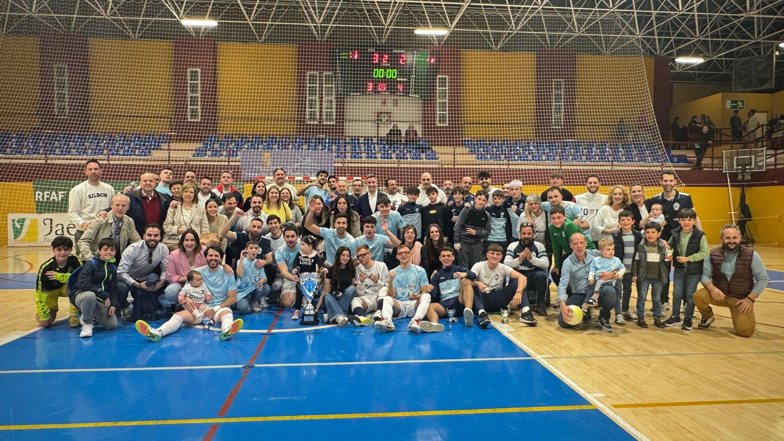 La familia del CD Avanza Jaén Atleti celebra el ascenso en Martos.