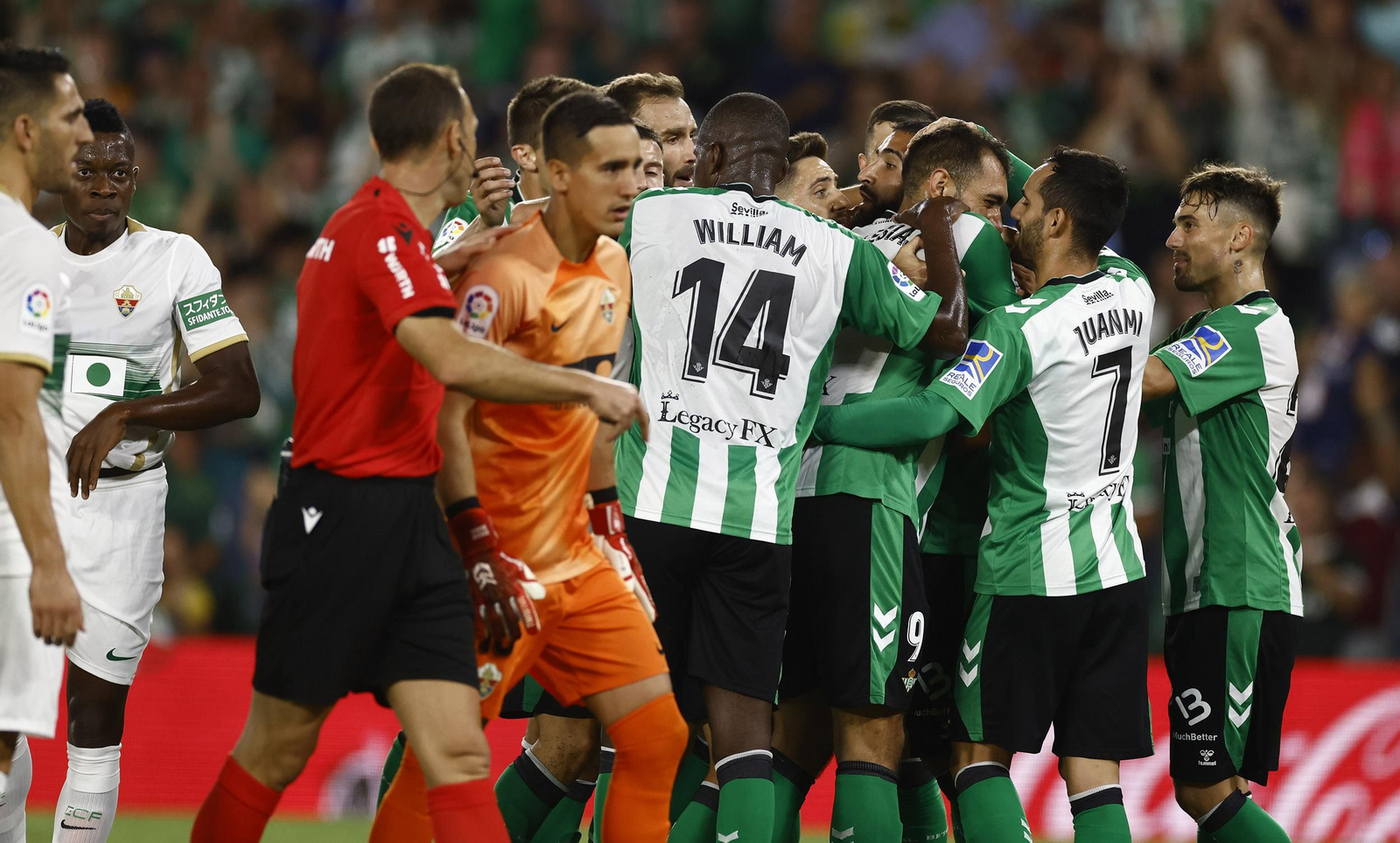Los futbolistas del Betis celebran el primer gol de Borja Iglesias.