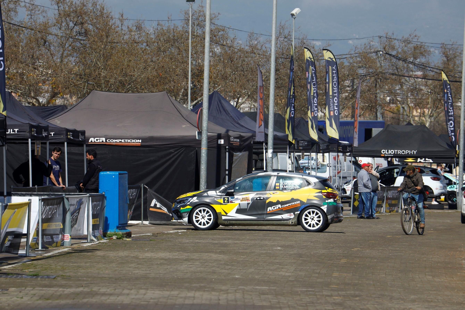 Rallye Sierra Morena 2023: Los pilotos ya preparan sus vehículos en El Arenal