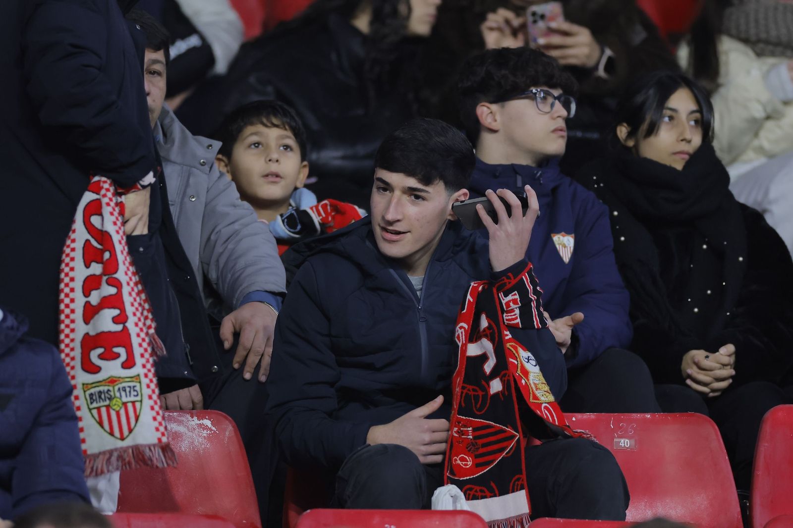 Búscate en las fotos del Sevilla - Celta