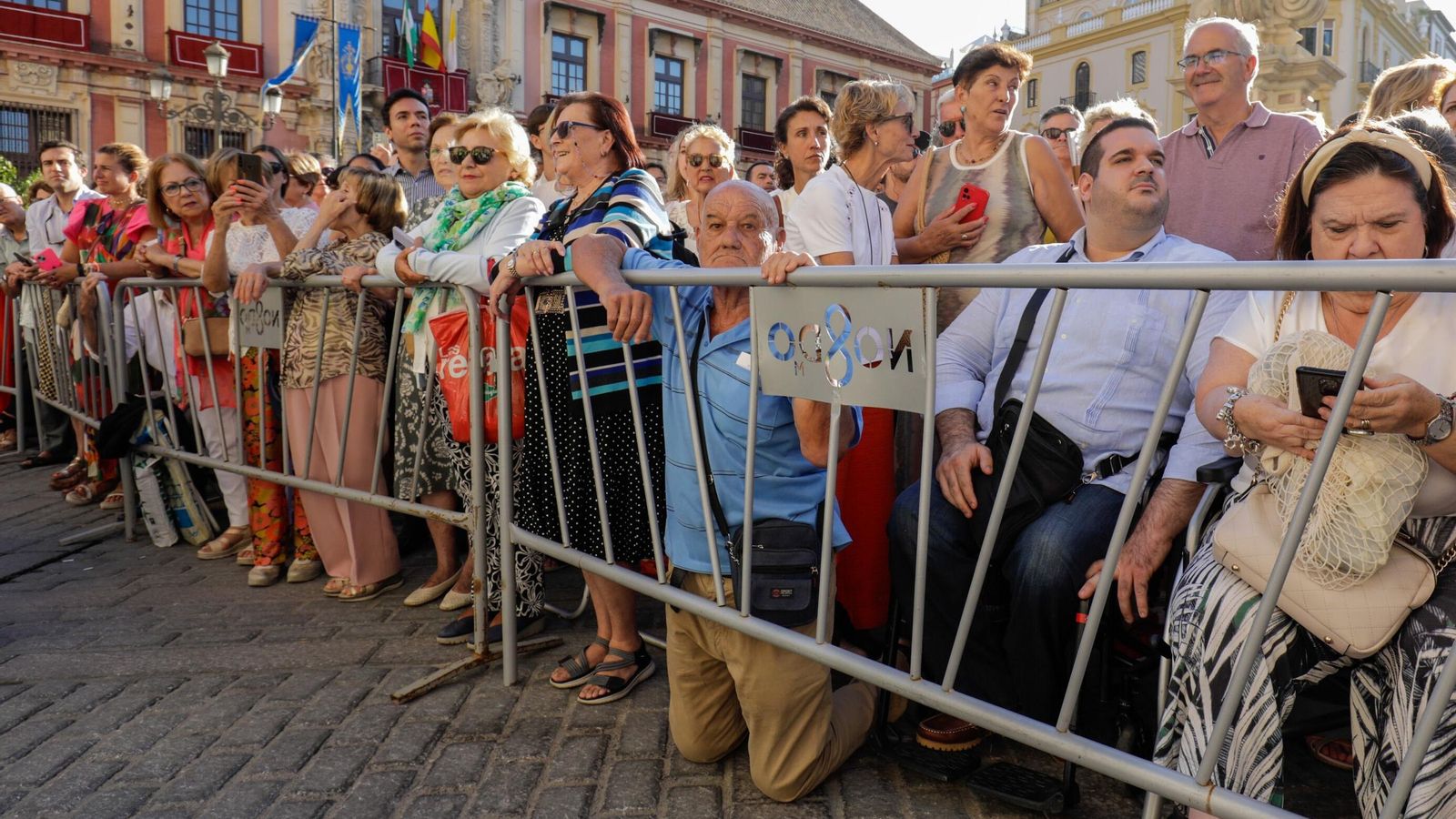Los devotos esperan la salida de la Virgen de los Reyes.