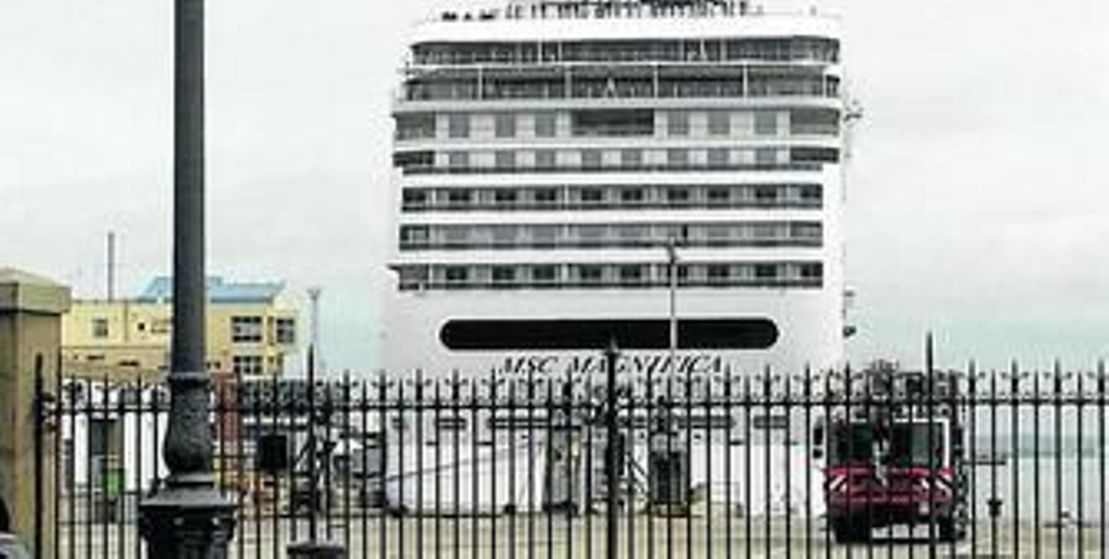 El 'MSC Magnífica', el pasado martes, durante su primera escala en Cádiz, antes de partir para A Coruña