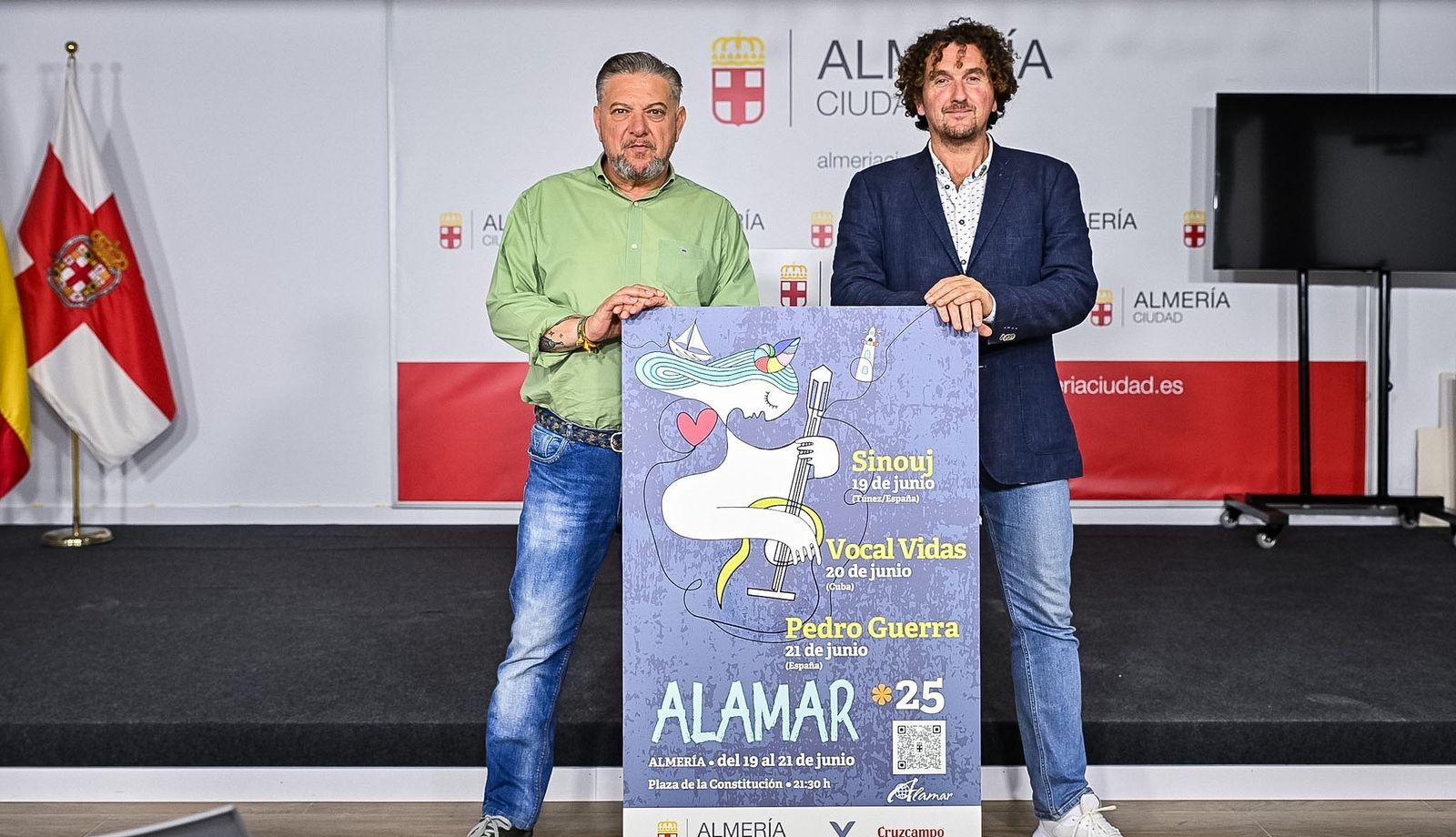 Ángel Vicente de Manantial de Músicas junto al concejal de Cultura, Diego Cruz.