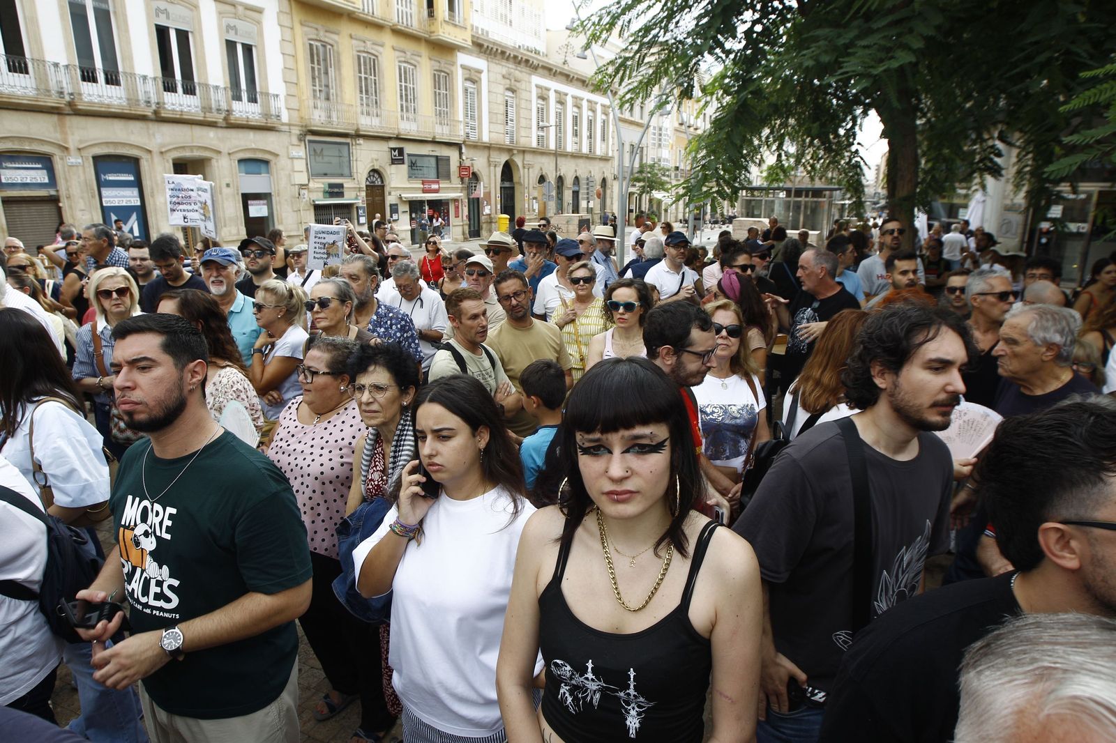 Manifestación en Almería por el derecho a la vivienda, en imágenes