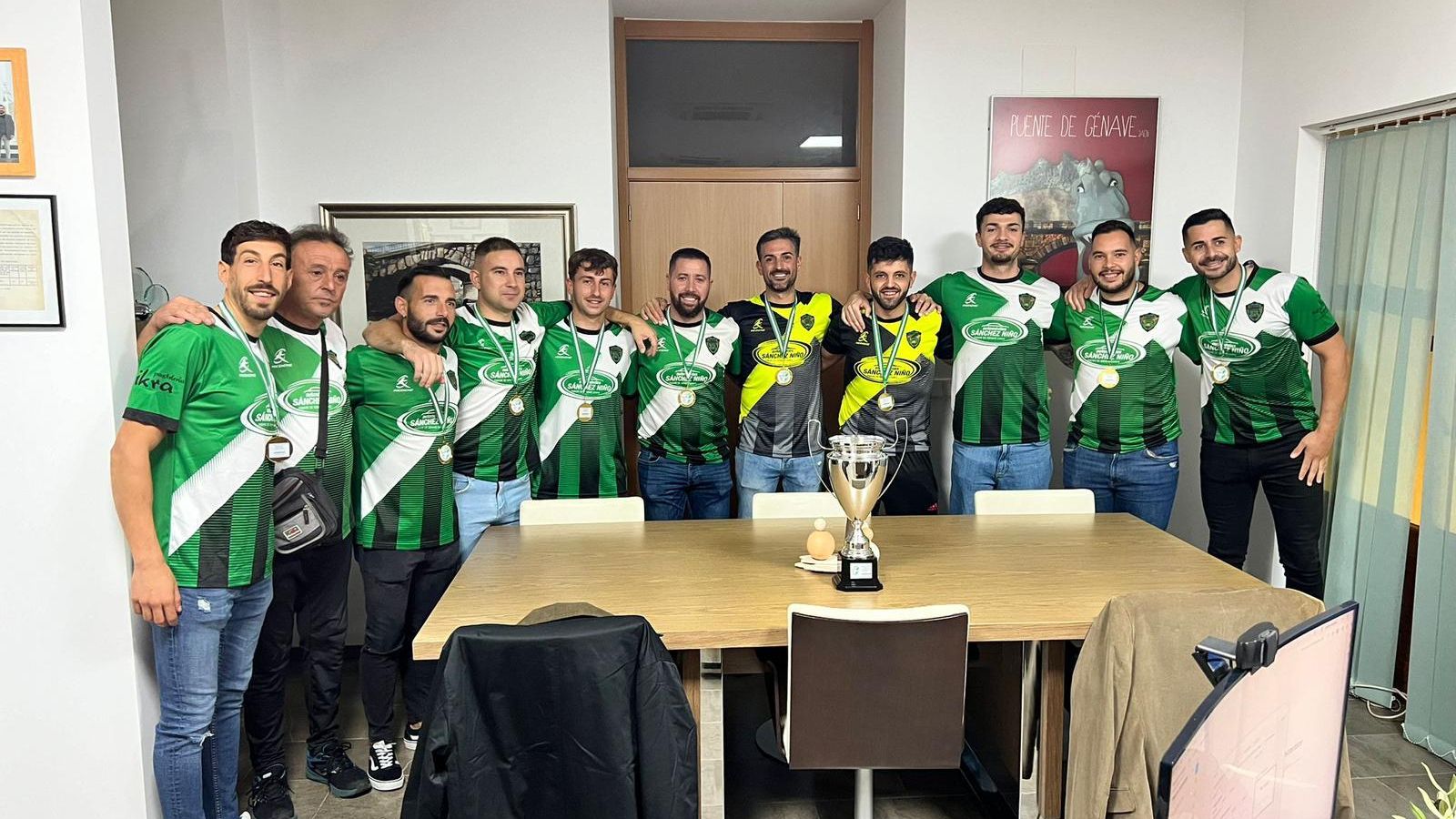 La plantilla puenteña en su recepción en el Ayuntamiento.