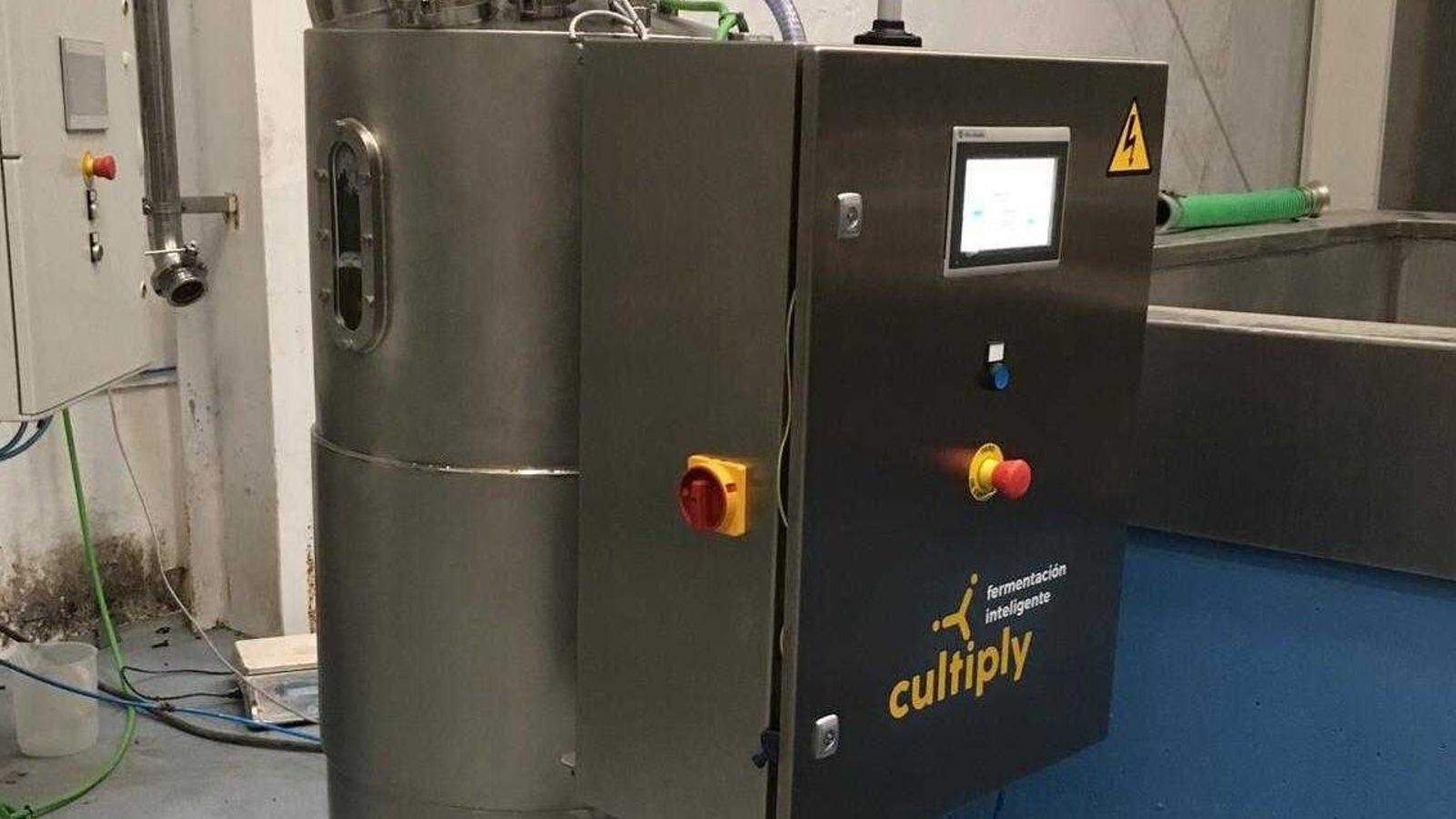 Dispositivo inteligente creado por Cultiply que reduce los costes de fermentación para producir vino y cerveza hasta en un 90%.