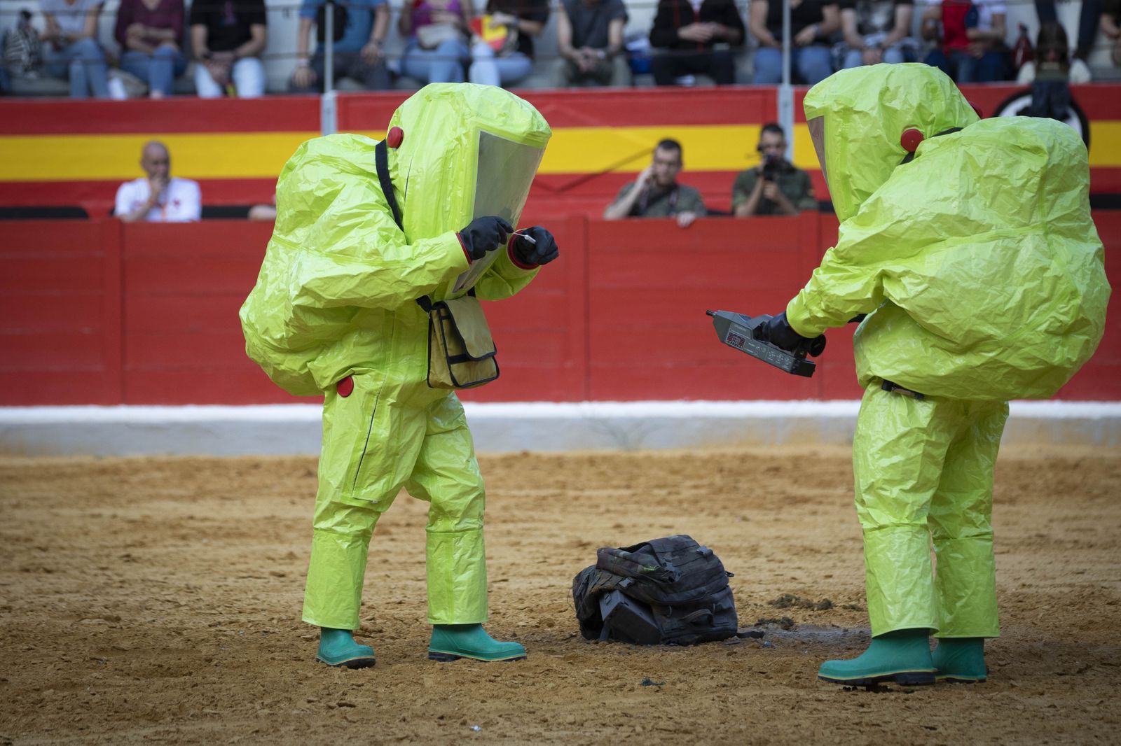 La exhibición del Ejército en la Plaza de Toros de Granada, en imágenes