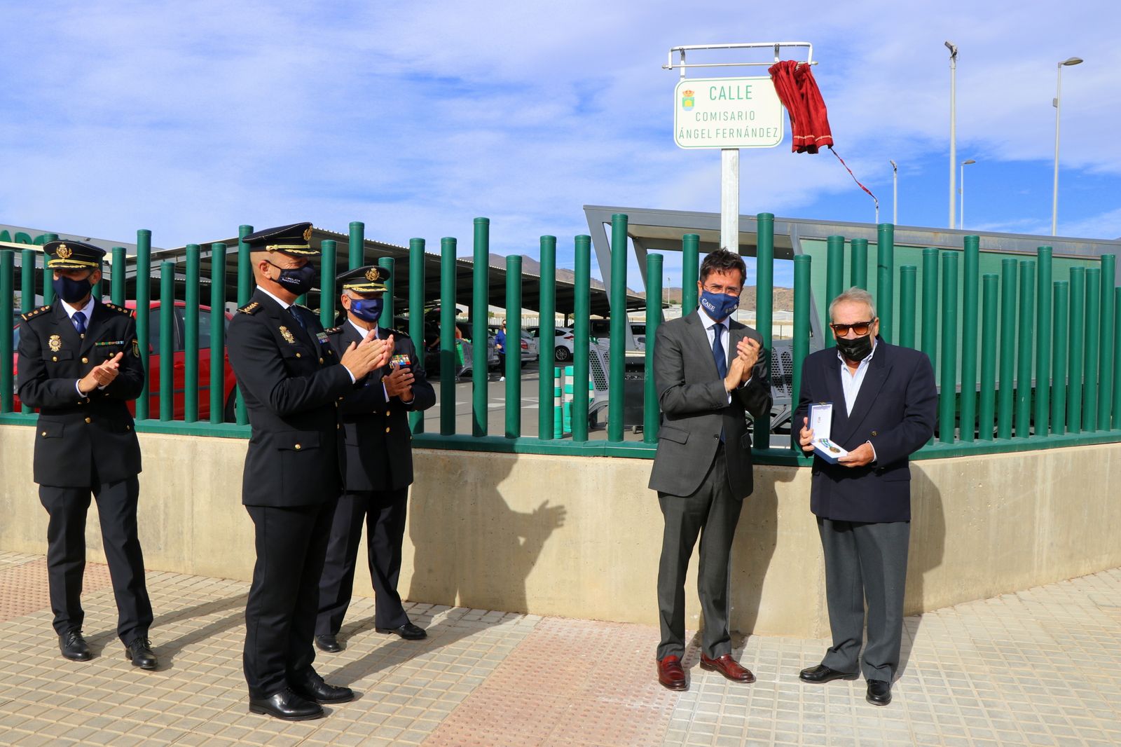 El alcalde y representantes de la Policía Nacional, la Guardia Civil y la Policía Local acompañaron a Ángel Fernández durante el acto.