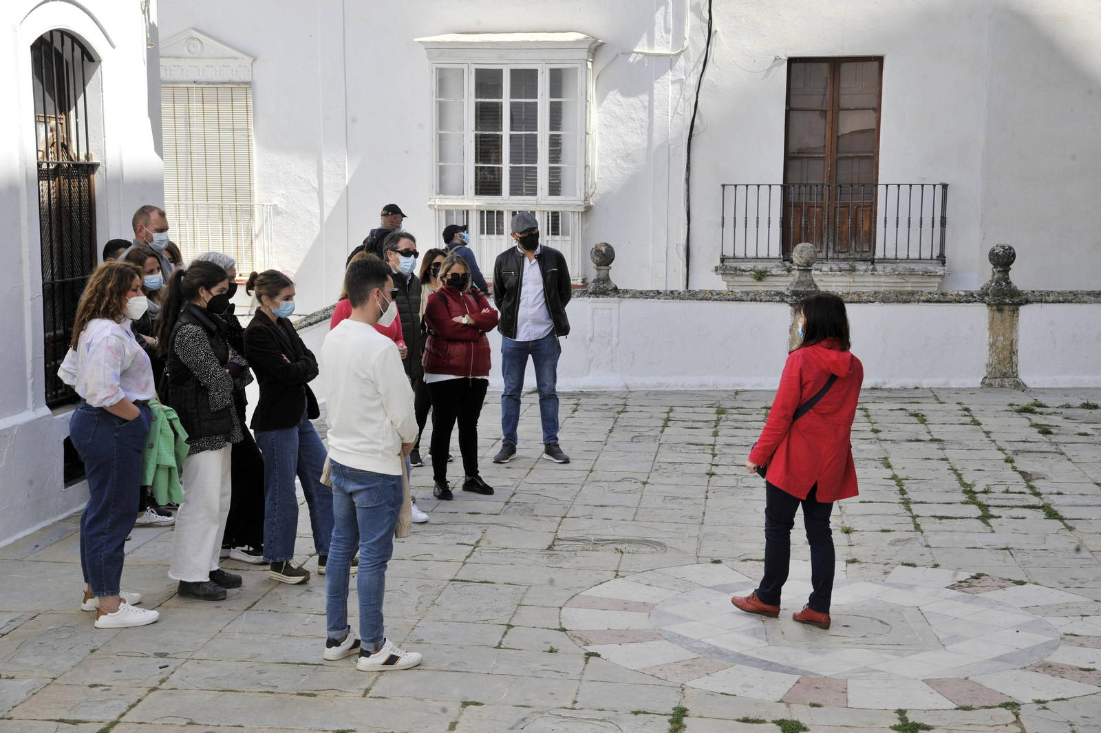 Un grupo de turistas en Arcos el primer sábado de apertura entre provincias