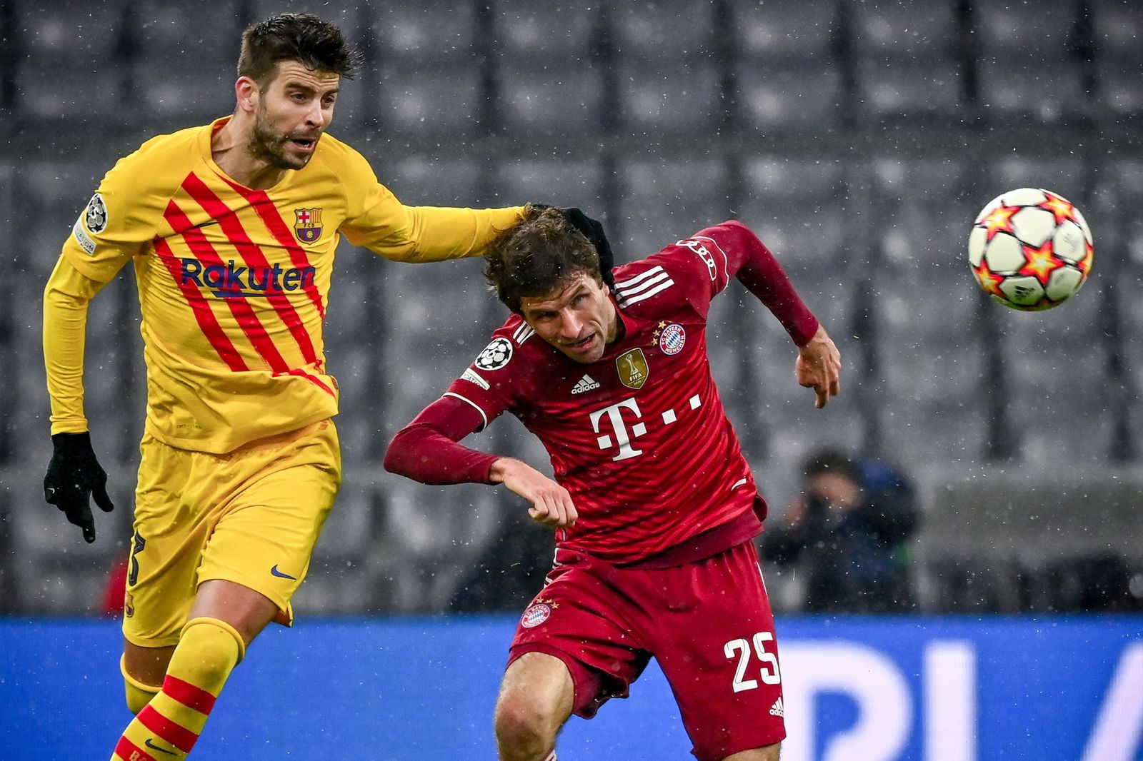 Müller cabecea junto a Piqué.