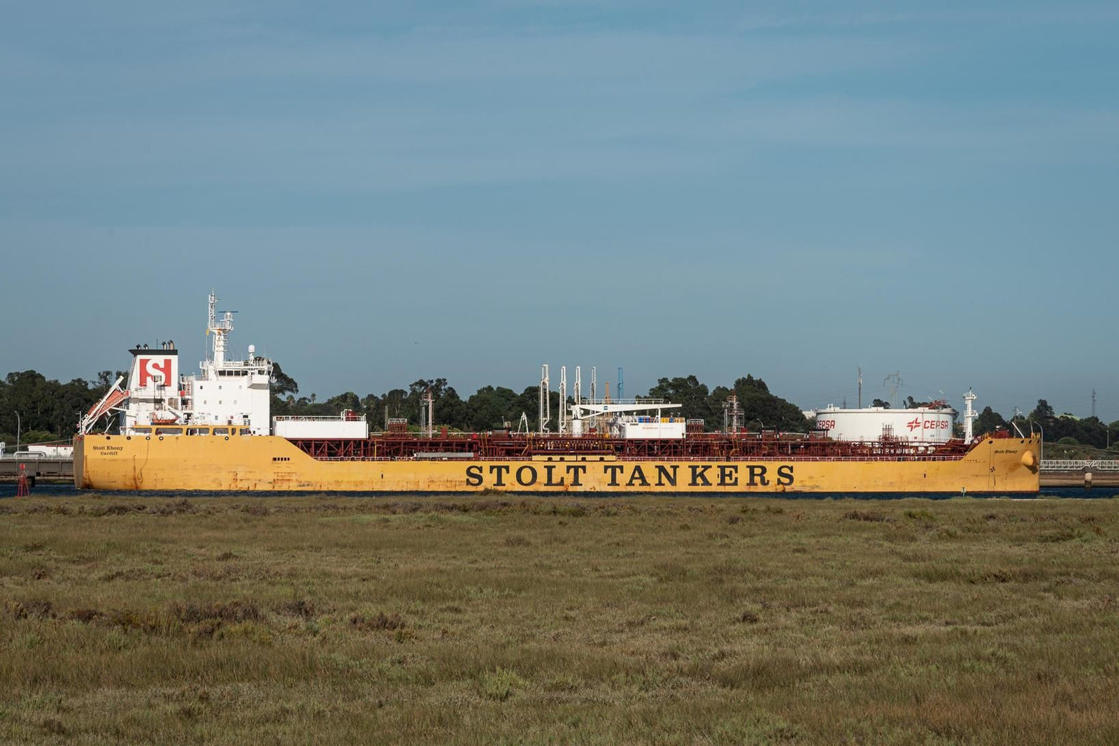 Un buque atracado en el pantalán de Cepsa en el Puerto Exterior.