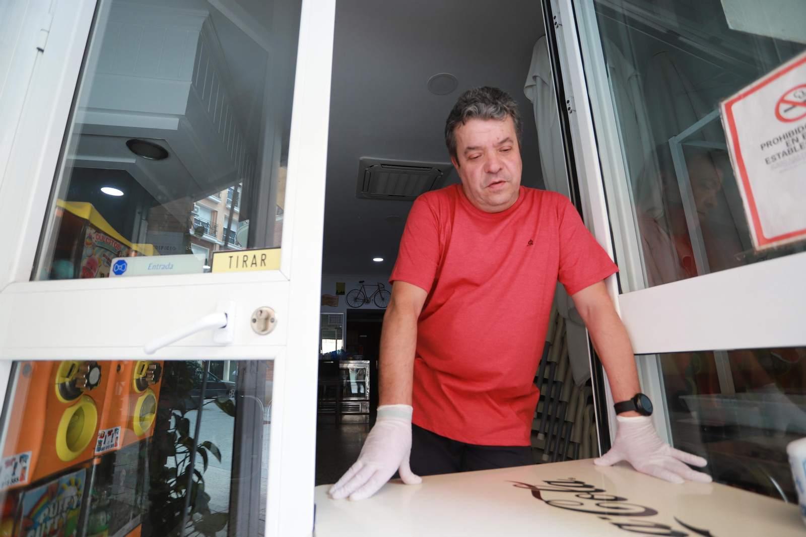 Imágenes de los últimos retoques de terrazas de bares y restaurantes