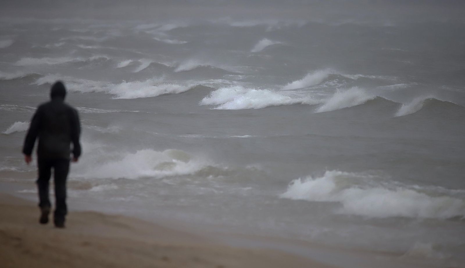 Fotos de la borrasca Joseph: Rachas de 100 km/h cierran el Estrecho y colapsan el Puerto de Algeciras