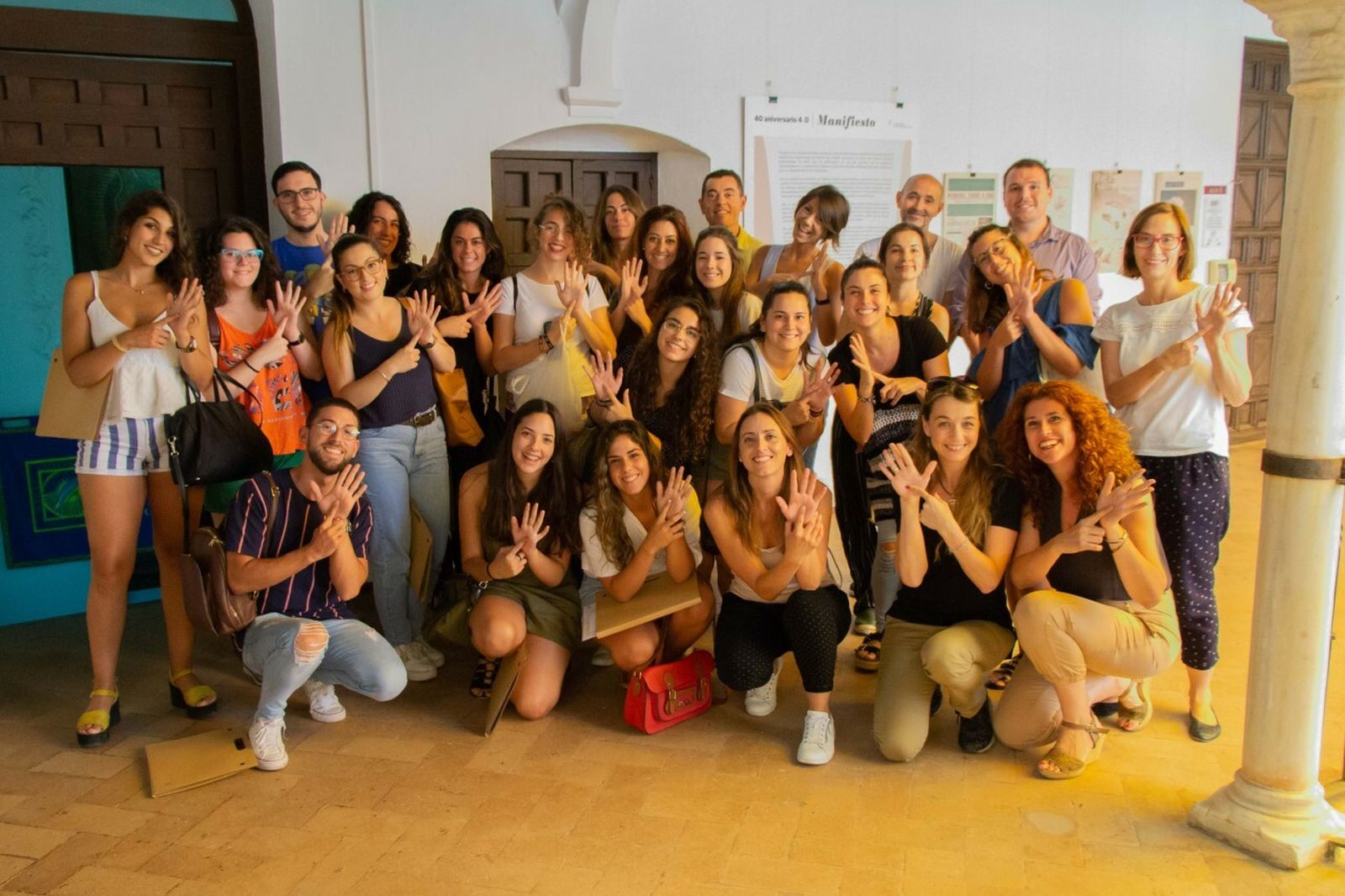 Foto de familia de alumnos de los cursos de verano de la Universidad Pablo de Olavide.