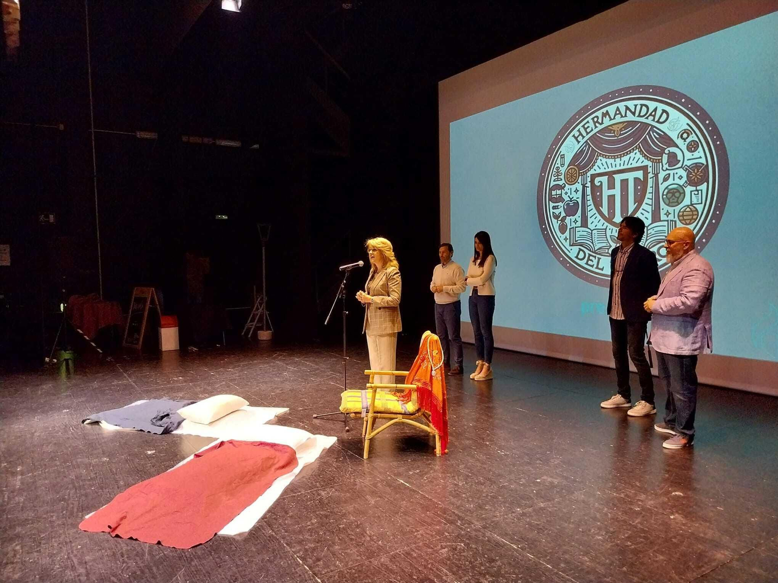 Pilar Pintor saluda a los asistentes al Teatro Florida.