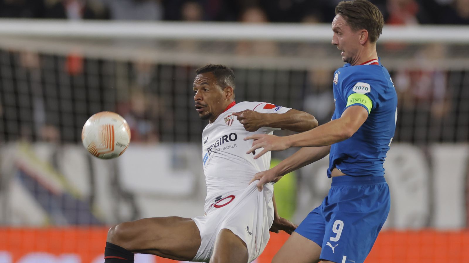 Fernando le roba un balón a De Jong, otro de los protagonistas del partido.