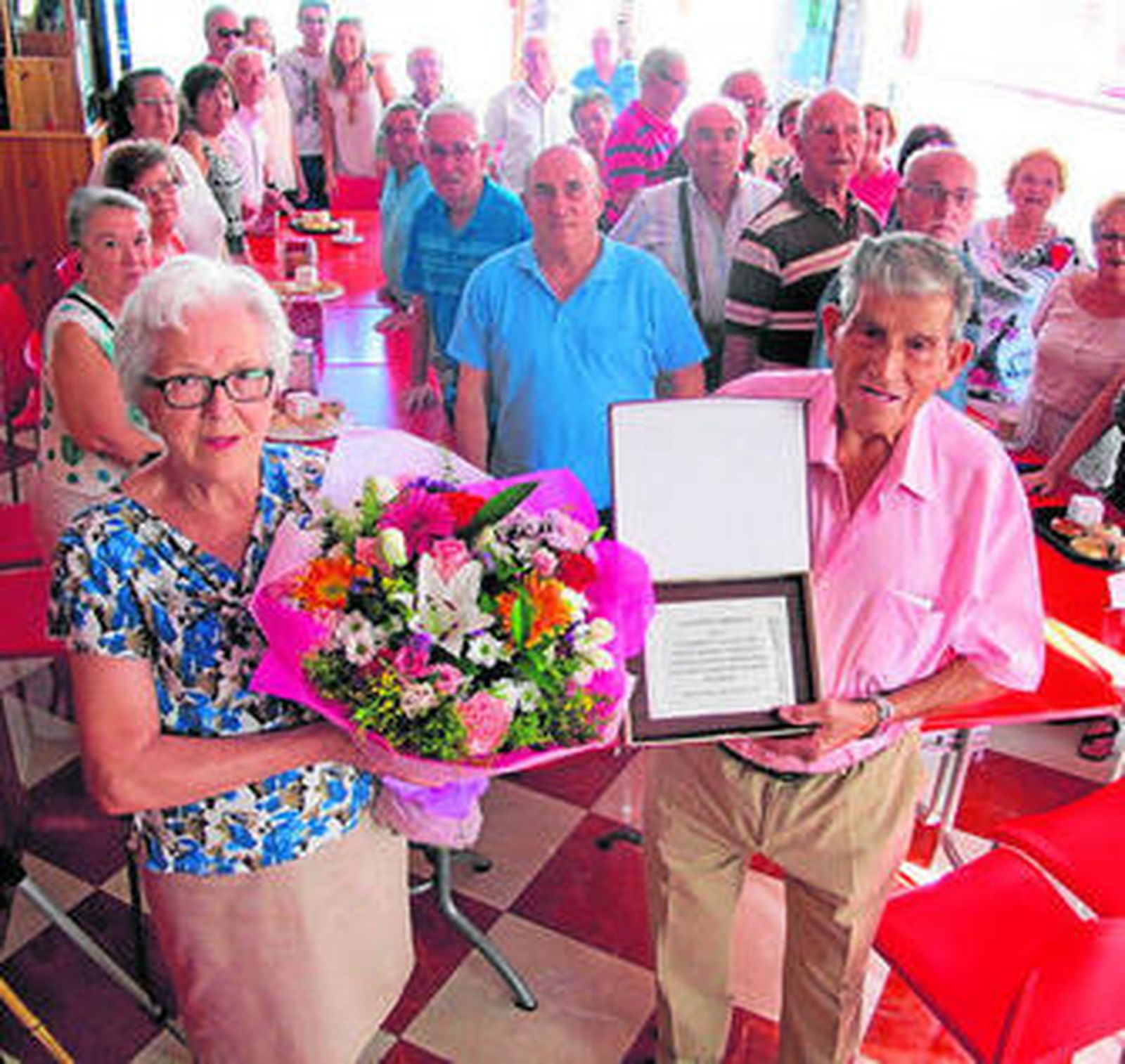 Maruja Espí y Pepe López, junto a parte de los participantes en el homenaje.