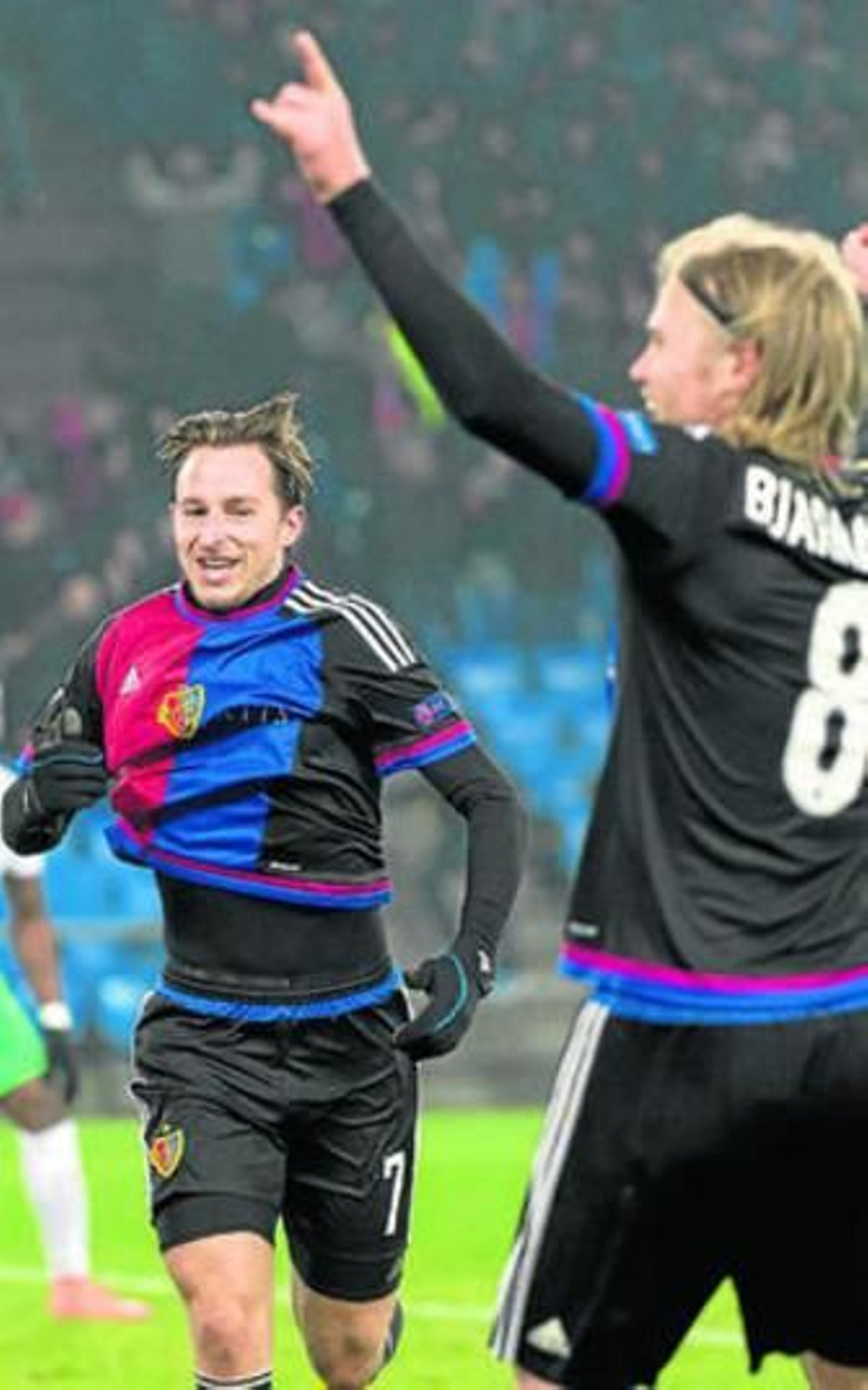 Zuffi, junto Bjarnason celebra alborozado el segundo y definitivo gol de los dos que hizo al Saint-Etienne.