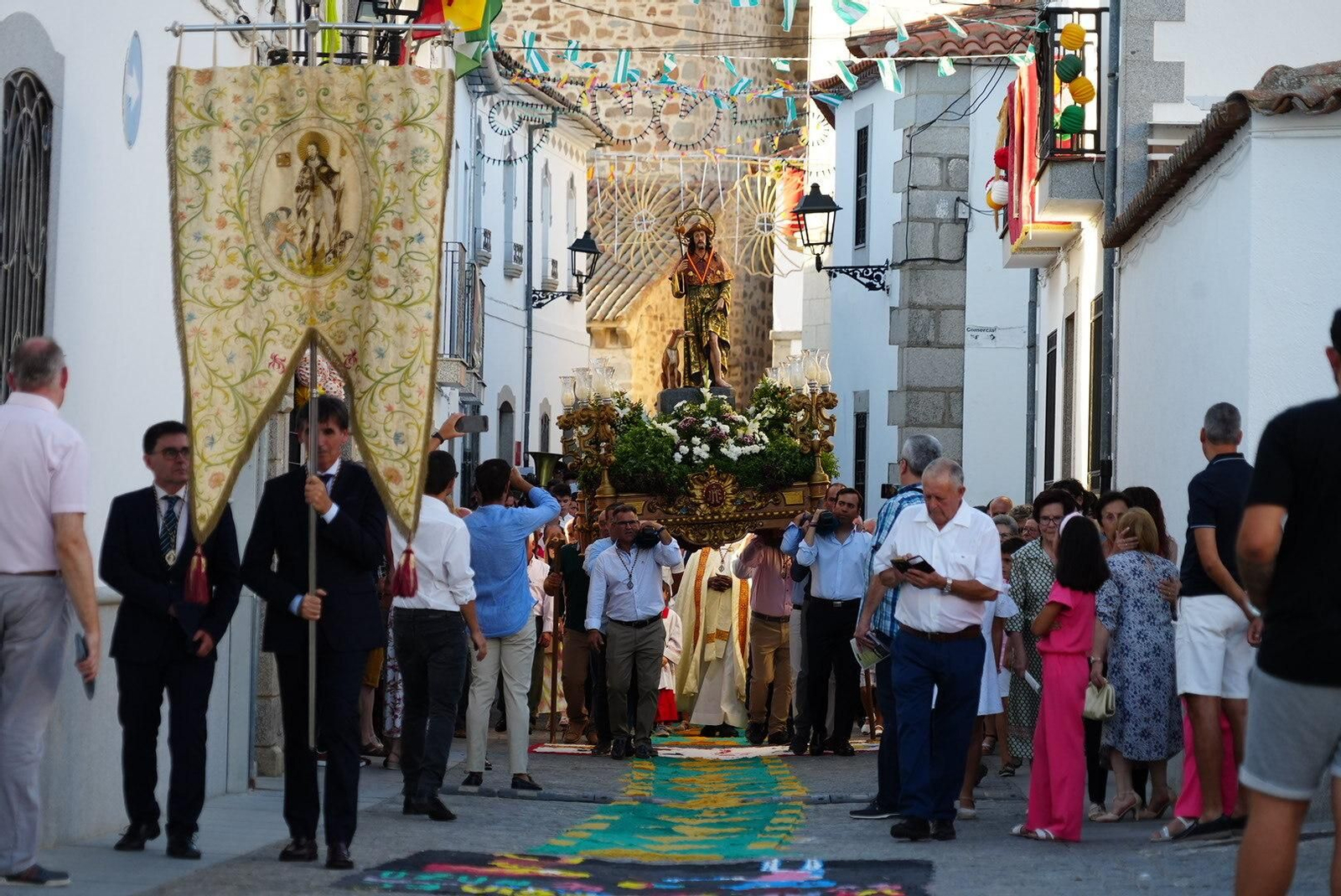 La procesión de San Roque en Dos Torres sobre las alfombras de sal, en imágenes