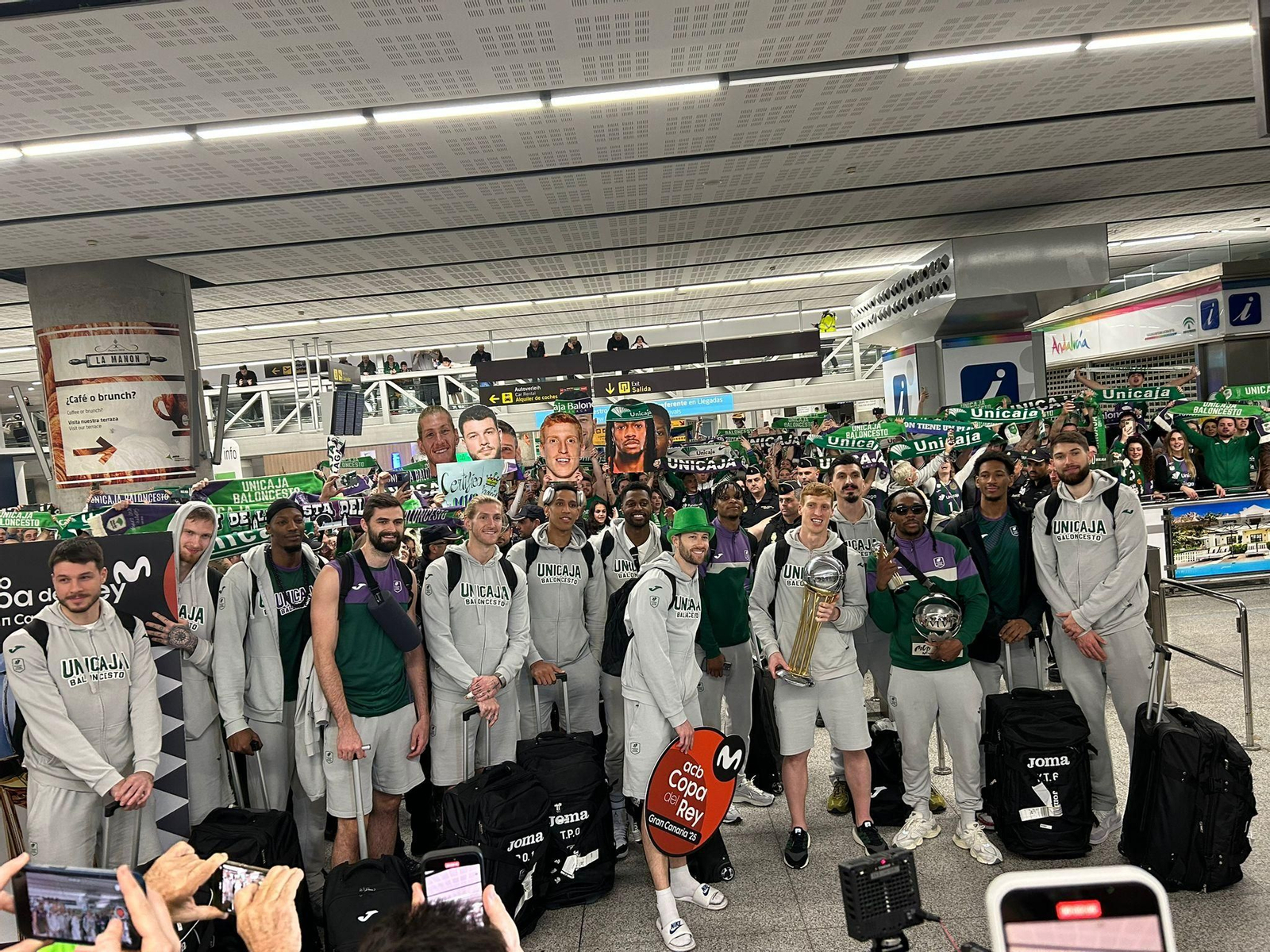 Alegría en la llegada del Unicaja al aeropuerto
