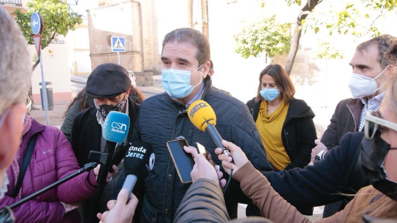 Alberto Orte, portavoz de los afecatados del parque eólico El Barroso, durante sus declaraciones a los medios.