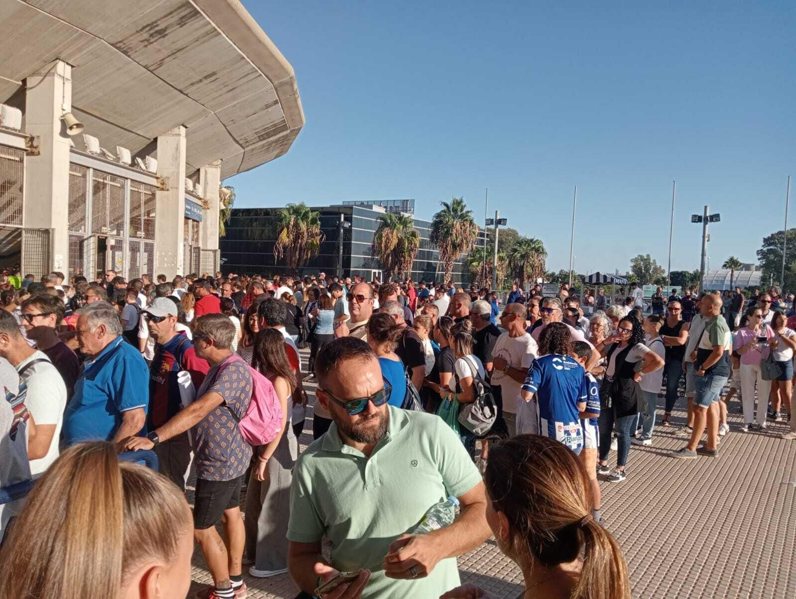 Colas en el Nuevo Colombino.