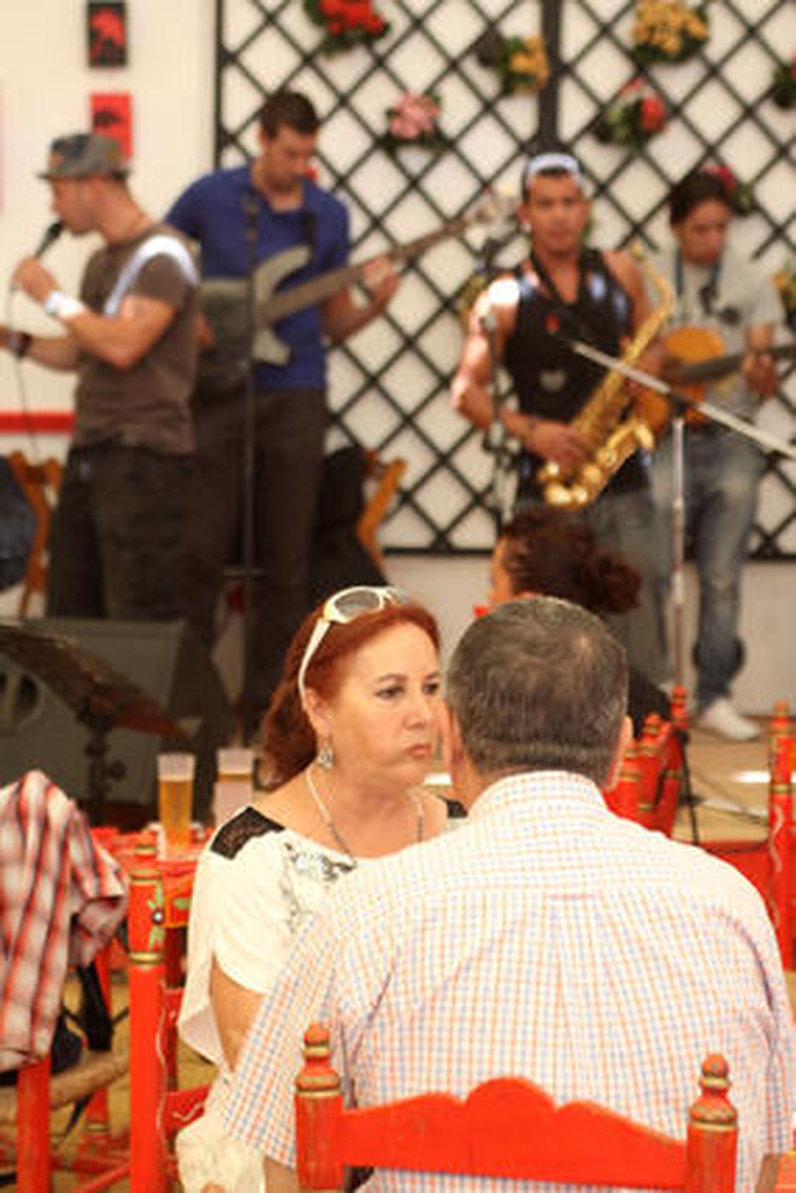 Los algecireños viven intensamente la jornada del sábado en la Feria. 

Foto: Vanessa Perez