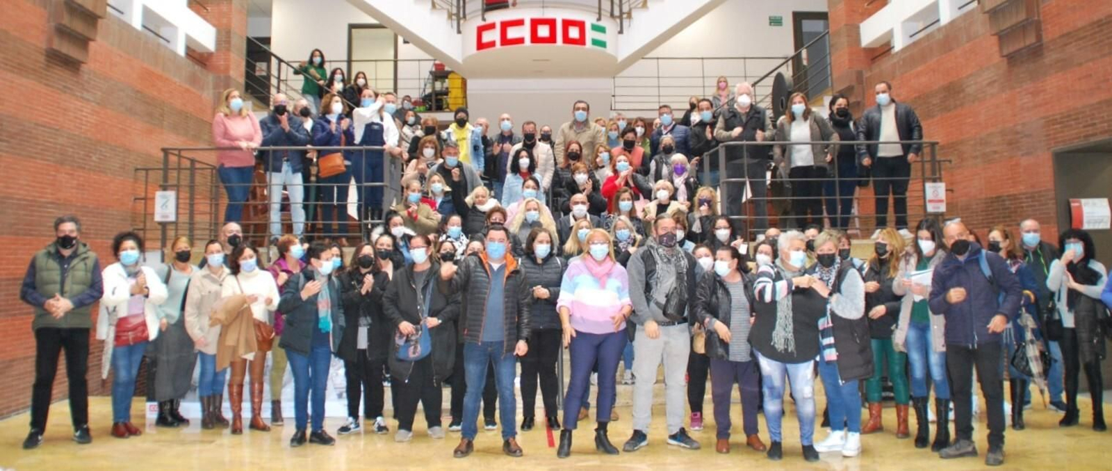 Protagonistas de la firma del convenio de limpieza en la sede de CCOO de Sevilla, en su sede.