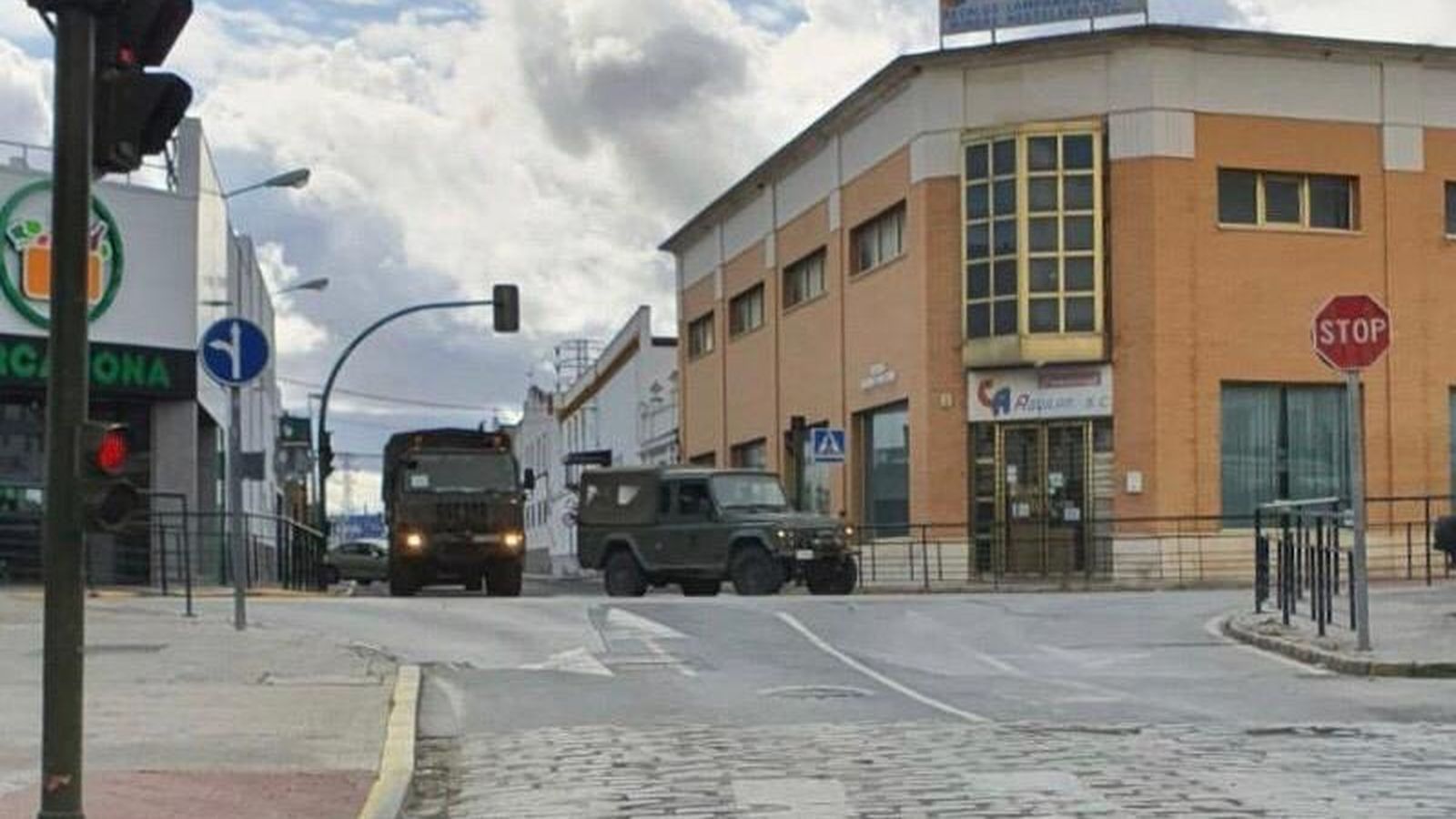 Varios vehículos militares de patrulla por las calles.