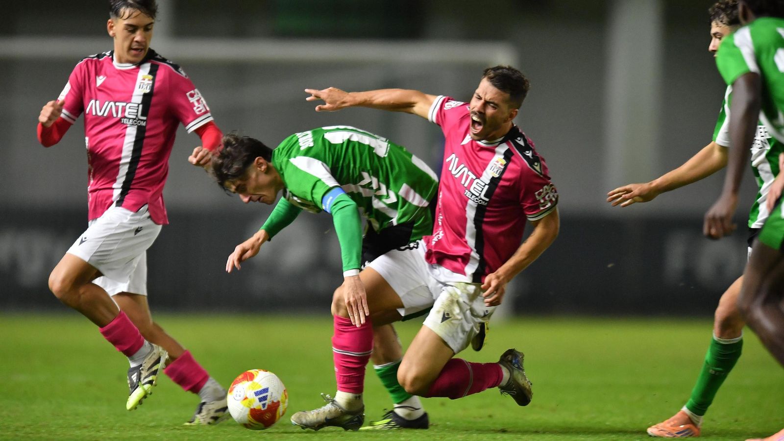 El bético Sorroeche pugna por el balón con un jugador del Cartagena.