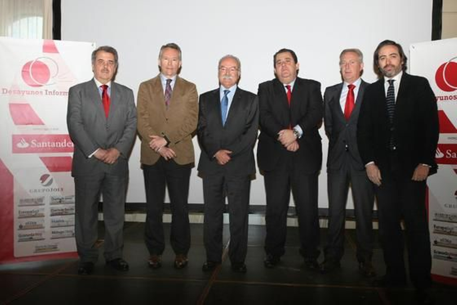 José Atalaya, del Banco Santander; José Joly, presidente del Grupo Joly; Manuel Morón, presidente de a Autoridad Portuaria Bahía de Algeciras; José Pérez Jigato, director de empresas territorial de Banco Santander; Alfredo Montilla, también del Banco y el director de 'Europa Sur', Alberto Grimaldi.

Foto: Paco Guerrero
