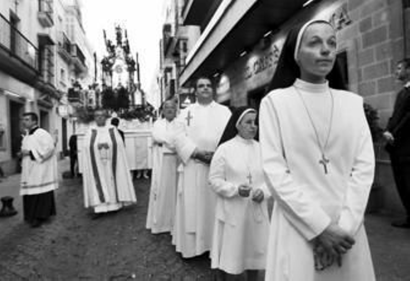 La representación eclesiástica precediendo a la custodia.