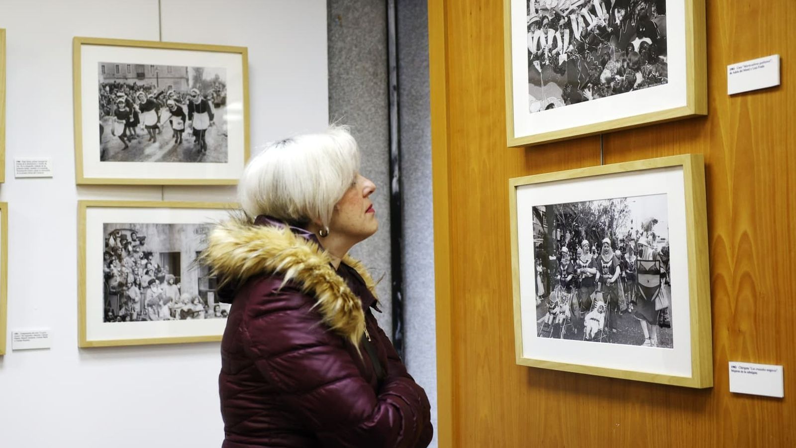 La corista Laura Rivero, que también forma parte de la muestra, viendo algunas imágenes de 'Carnavaleras'.