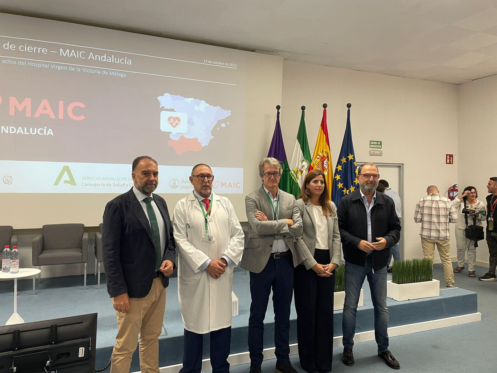 Clínicos y representantes institucionales durante la apertura de jornada.