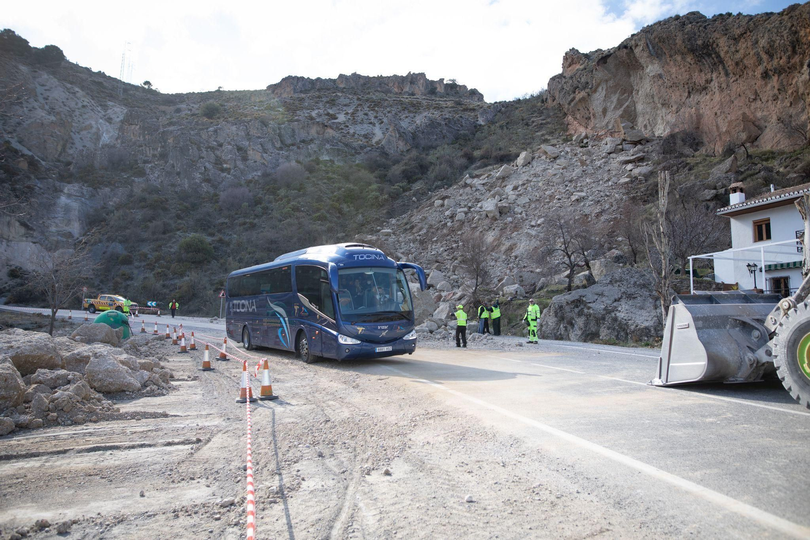 Fotos: así está la zona del desprendimiento de rocas de la carretera de Sierra Nevada