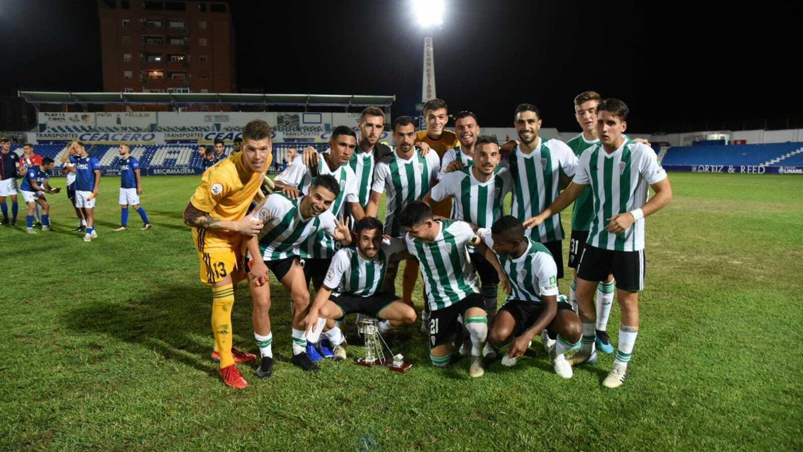 La plantilla del Córdoba recoge su trofeo de campeón del Ciudad de Linares.