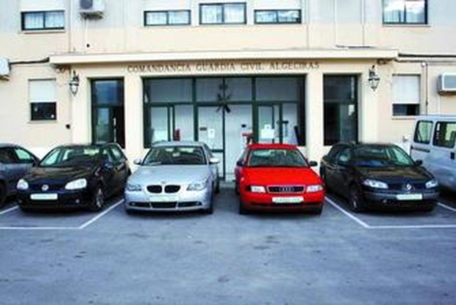 Los coches intervenidos por la Guardia Civil.