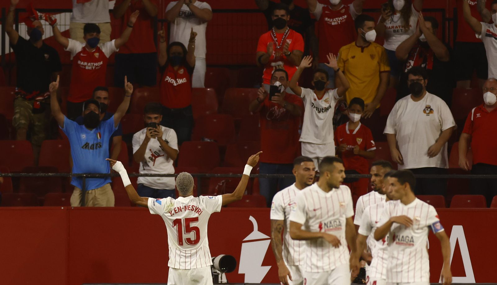 En-Nesyri, alfa y omega del reencuentro con la afición, tras su gol de penalti.