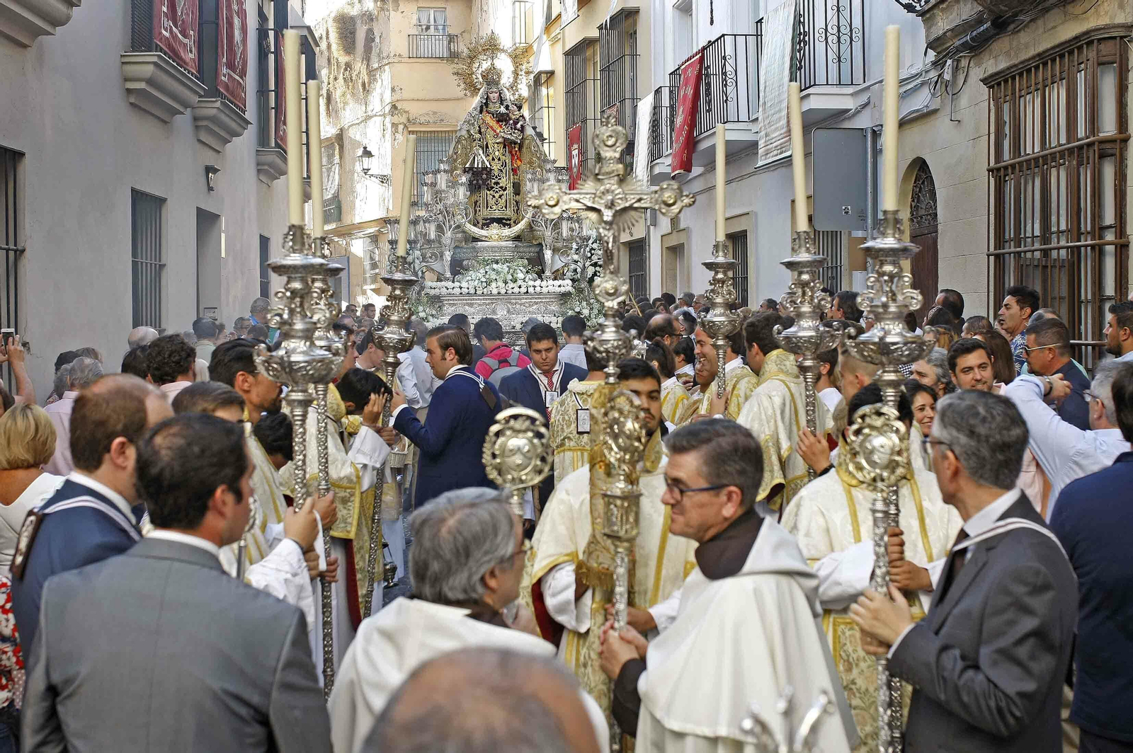 Muchos devotos y público acompañando a la Virgen del Carmen. Muchos devotos y público acompañando a la Virgen del Carmen.