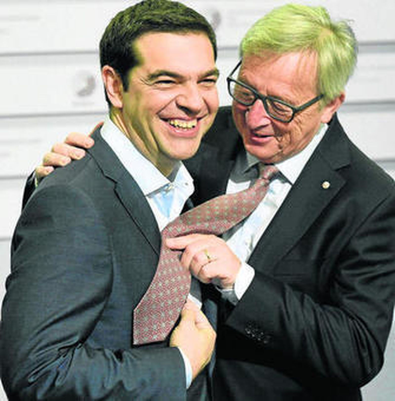 Alexis Tsipras bromea con el presidente de la Comisión Europea, Jean-Claude Juncker (dcha.), ayer en Riga.