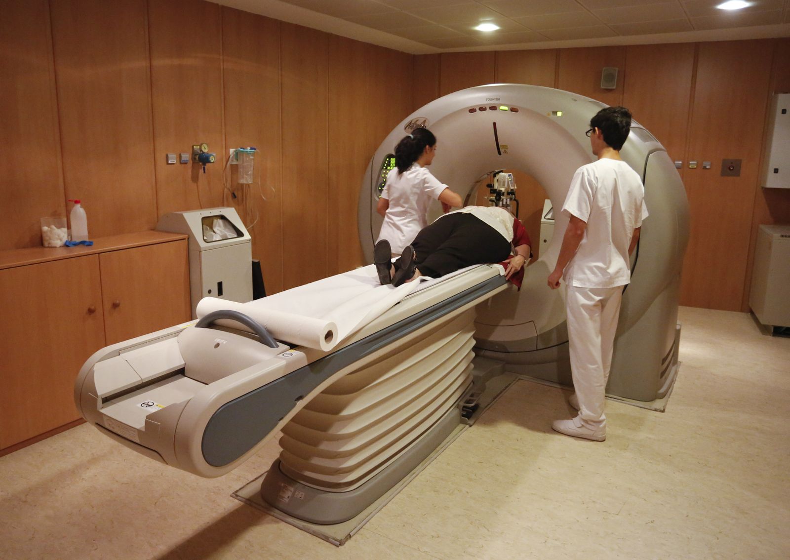 Una paciente se somete a un TAC en un hospital de Málaga.