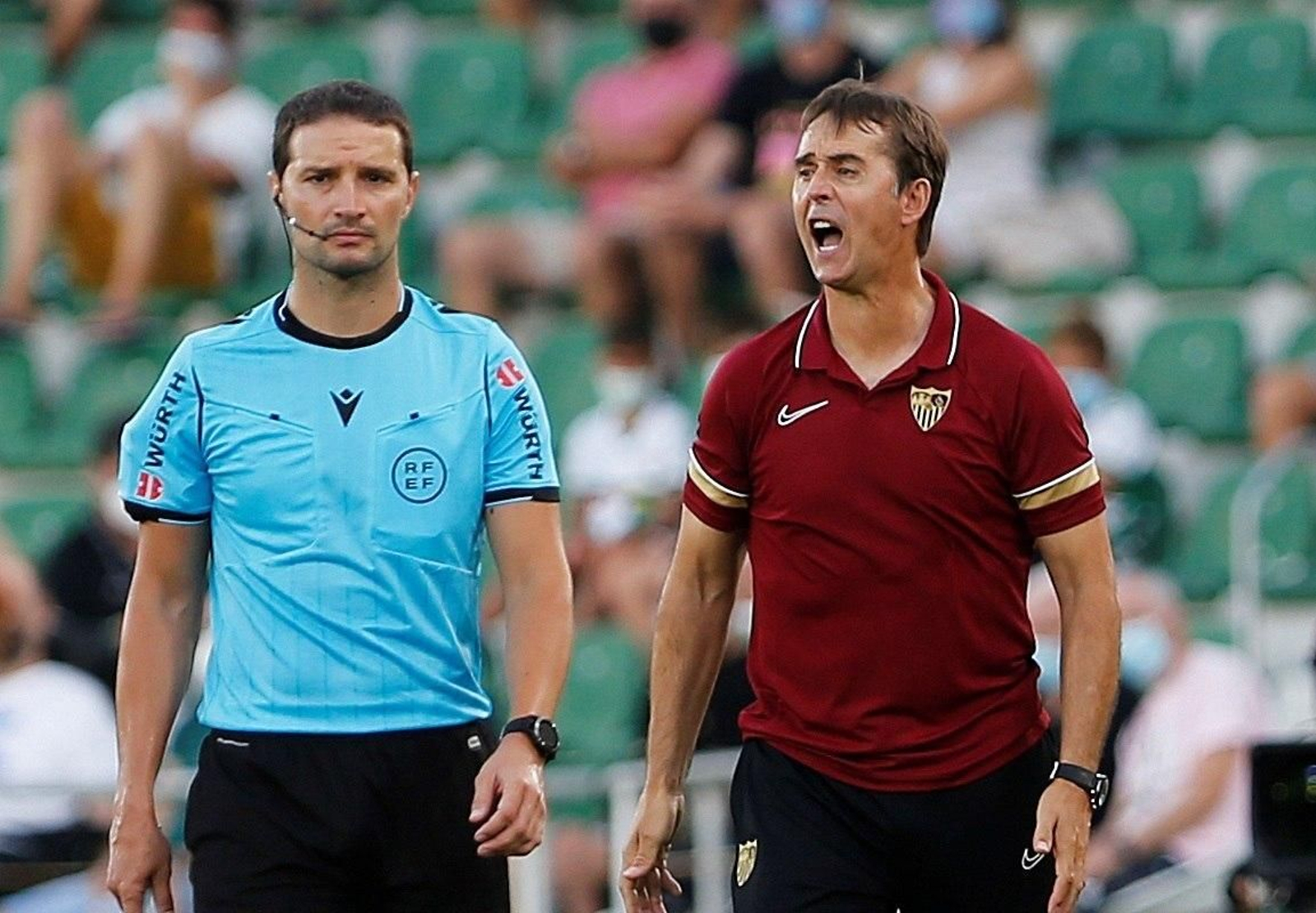 Lopetegui da órdenes a sus futbolistas en el último partido contra el Elche.