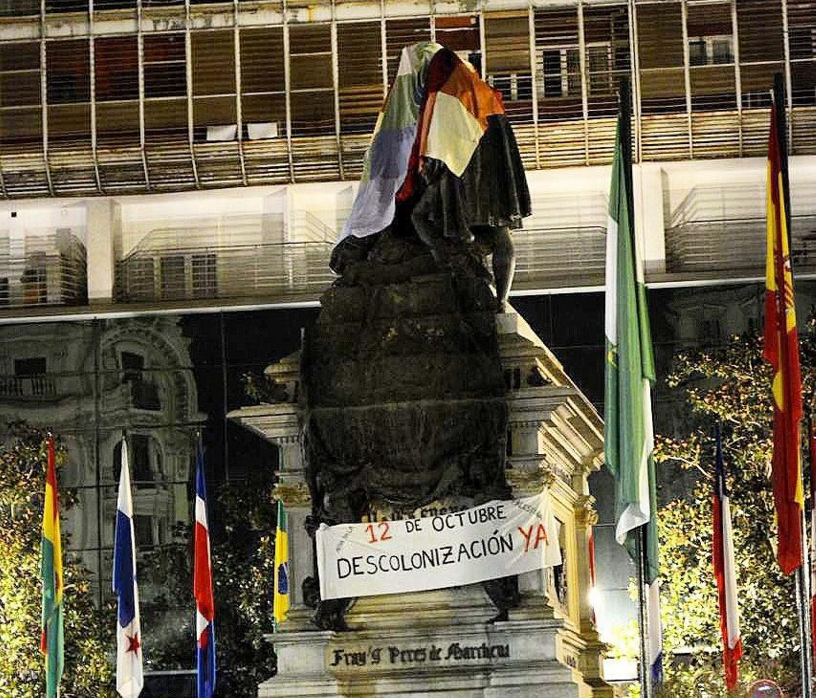 Estatua de Colón e Isabel La Católica tras la acción reivindicativa