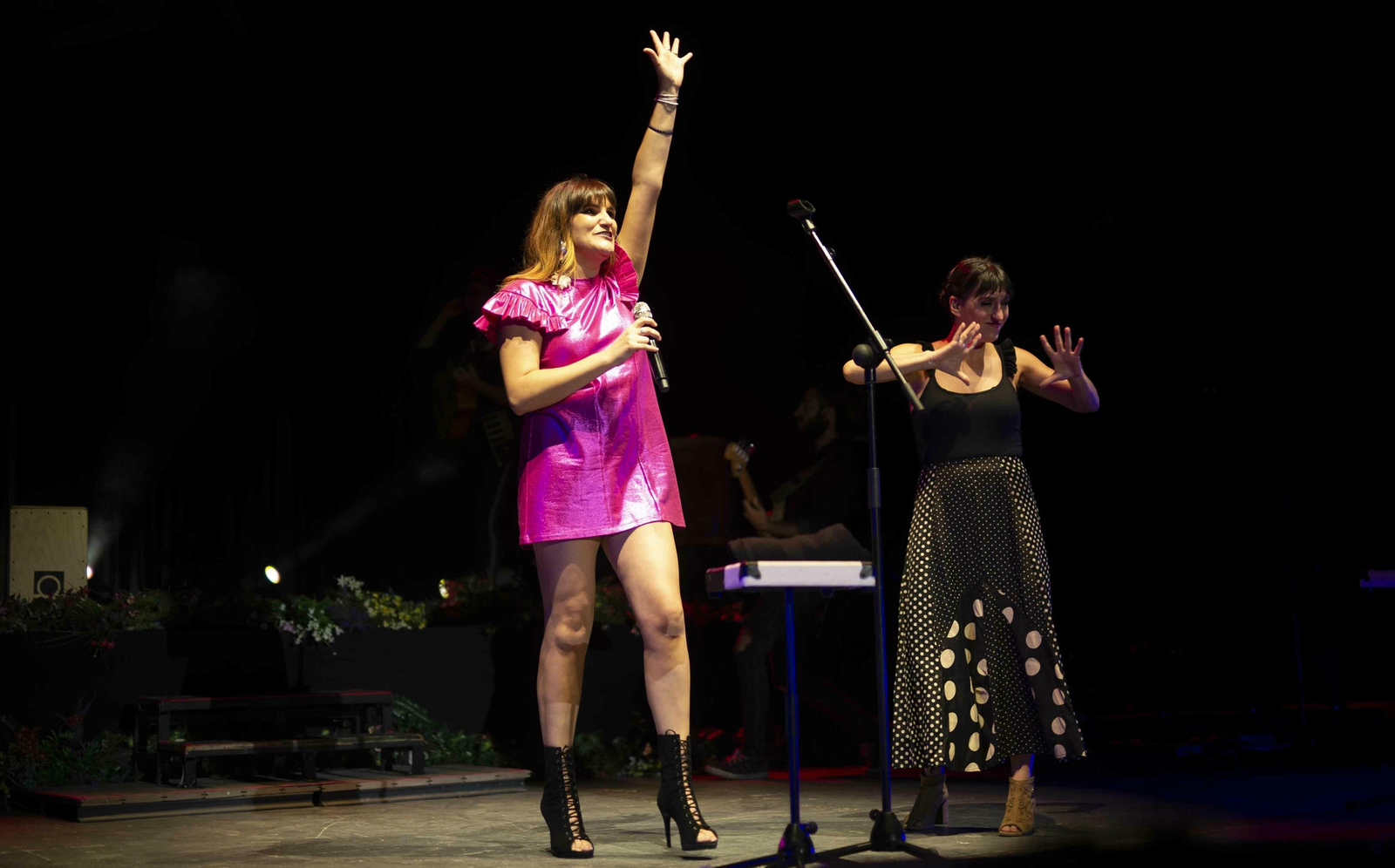 Rozalén, junto a la intérprete de signos Beatriz Romero.