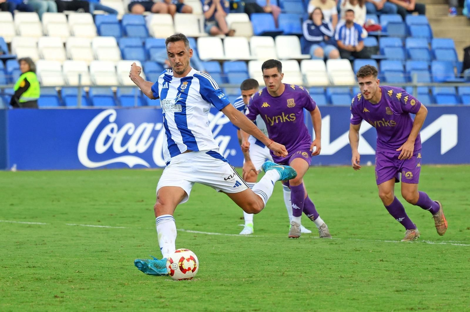Pablo Caballero en el momento de golpear el penalti.