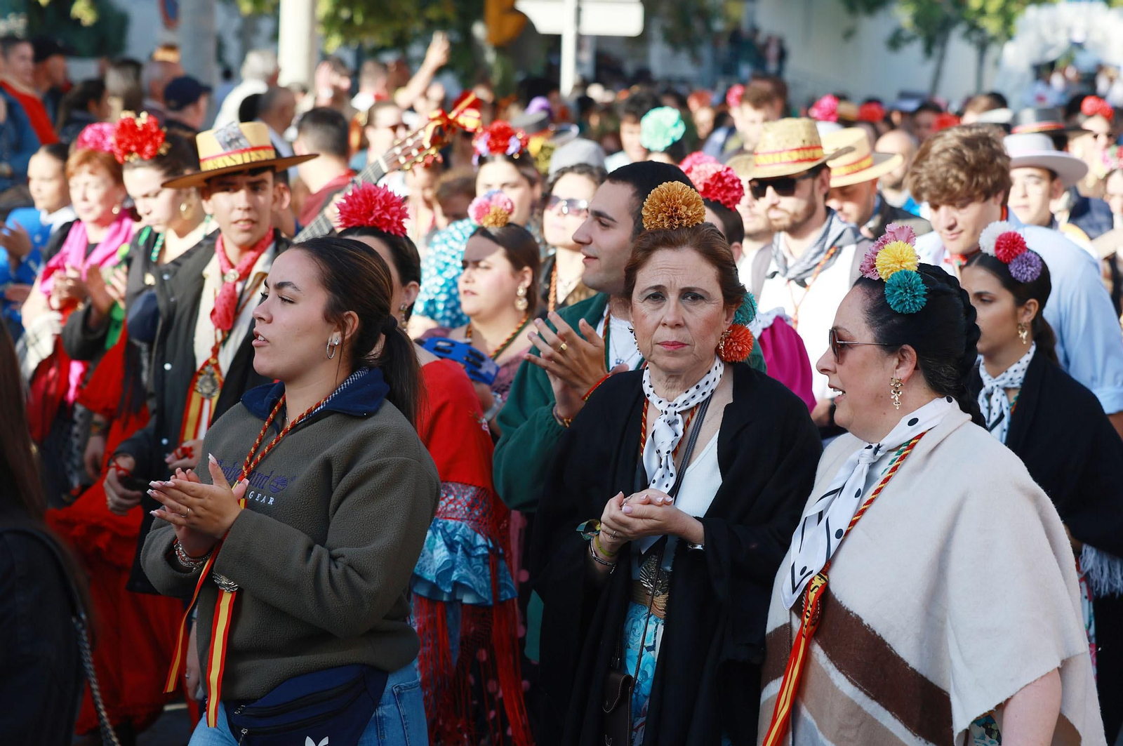 Las mejores imágenes de los peregrinos en la salida de Emigrantes