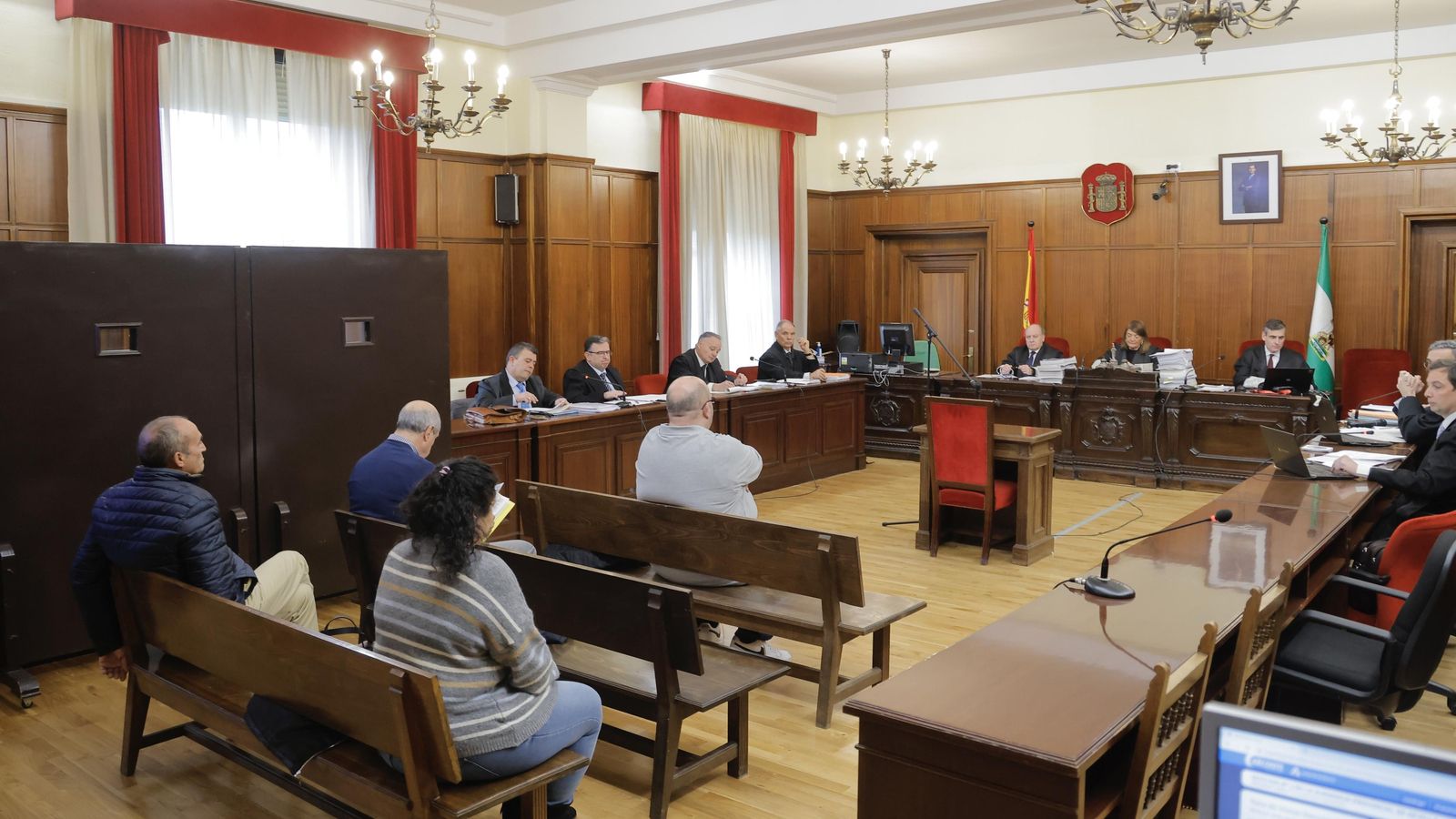 Panorámica de la sala donde se celebra el juicio: en el primer banco, solo, Juan Francisco Trujillo; detrás, Antonio Albarracín (Vitalia); y en el tercero, Isidoro Ruz y la mujer del chófer.