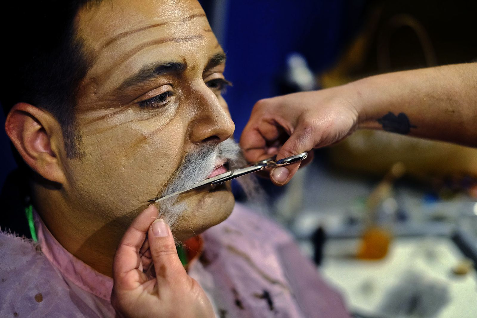 Uno de los integrantes de la chirigota 'Los Yayoflauta', durante su transformación.