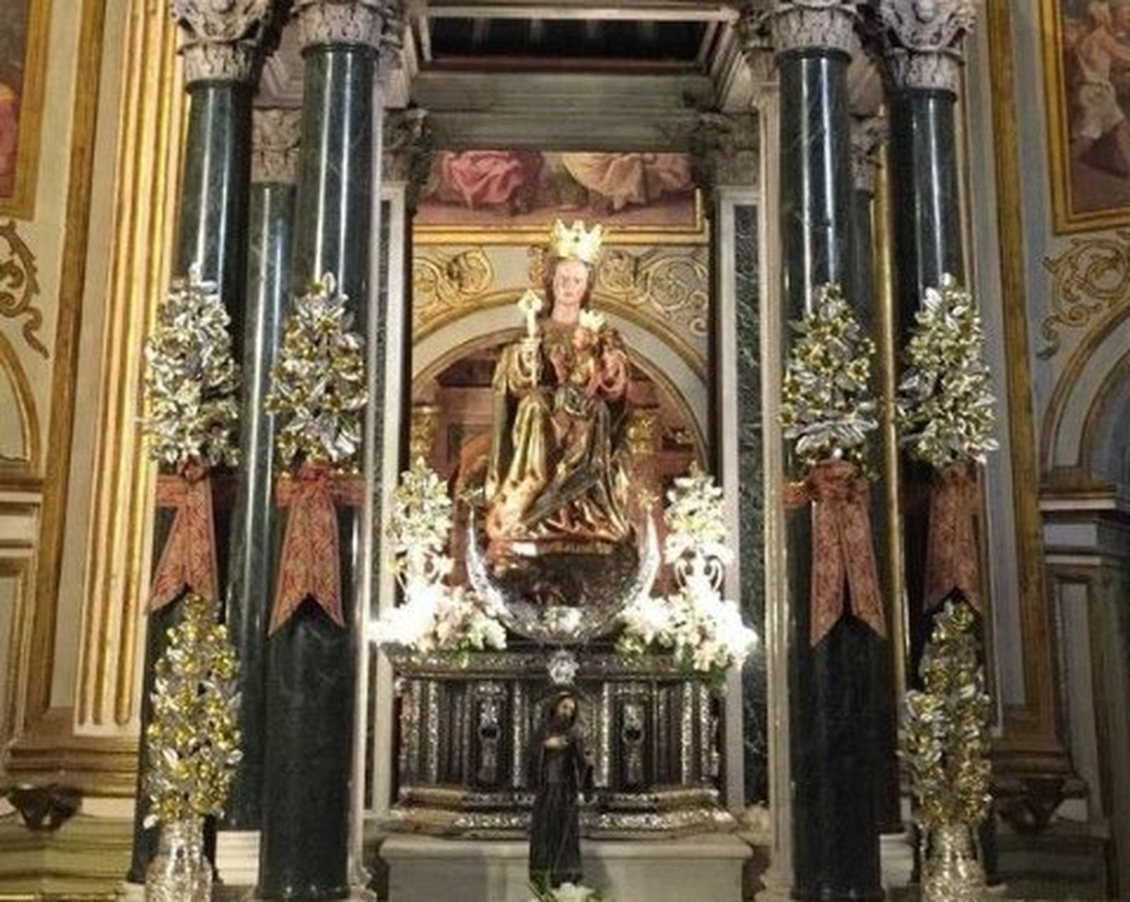 Santa María de la Victoria, patrona de Málaga, ya preside el altar mayor de la Catedral